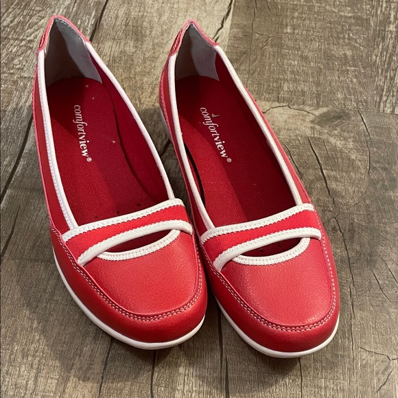 Comfortview Women's Red Flats with White Trim size 8 - Picture 1 of 7